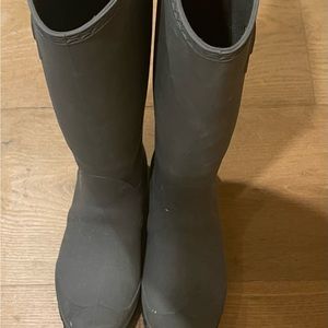 Women’s size 8 Kamik rain boots grey color